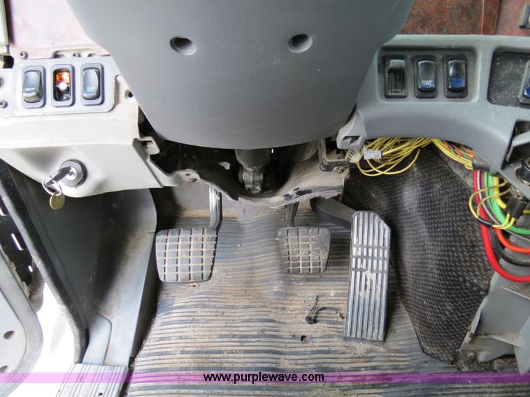 image for item B4593 1998 Freightliner Century Class semi truck