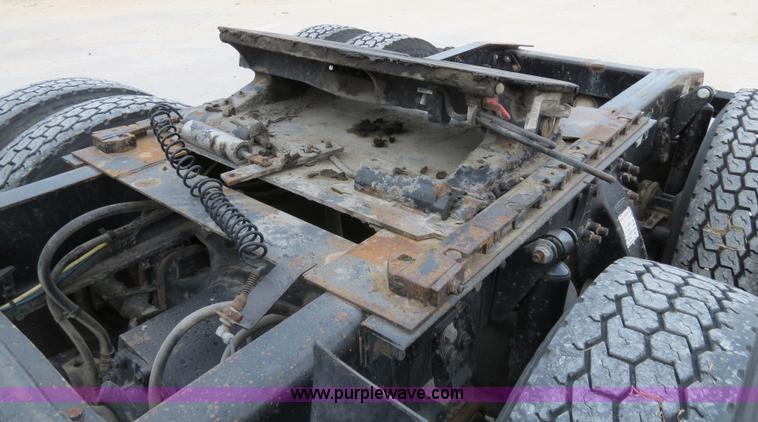 image for item B4593 1998 Freightliner Century Class semi truck