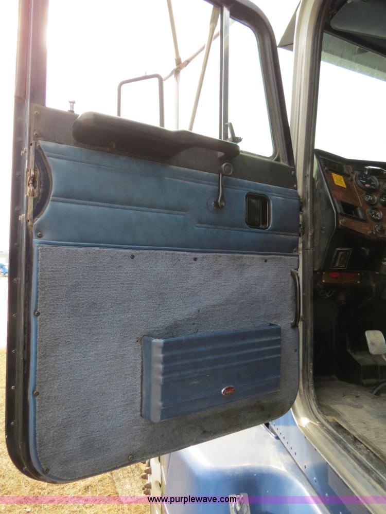 image for item B4595 1998 Peterbilt 377 semi truck