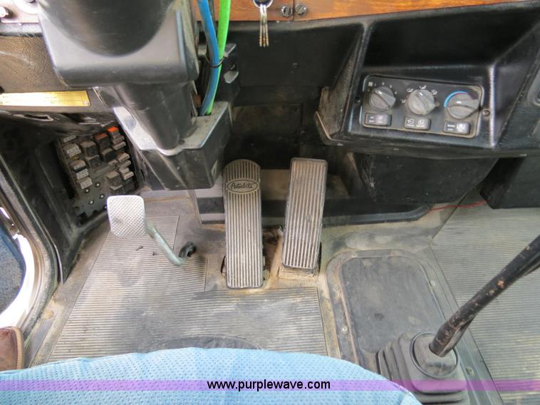 image for item B4595 1998 Peterbilt 377 semi truck