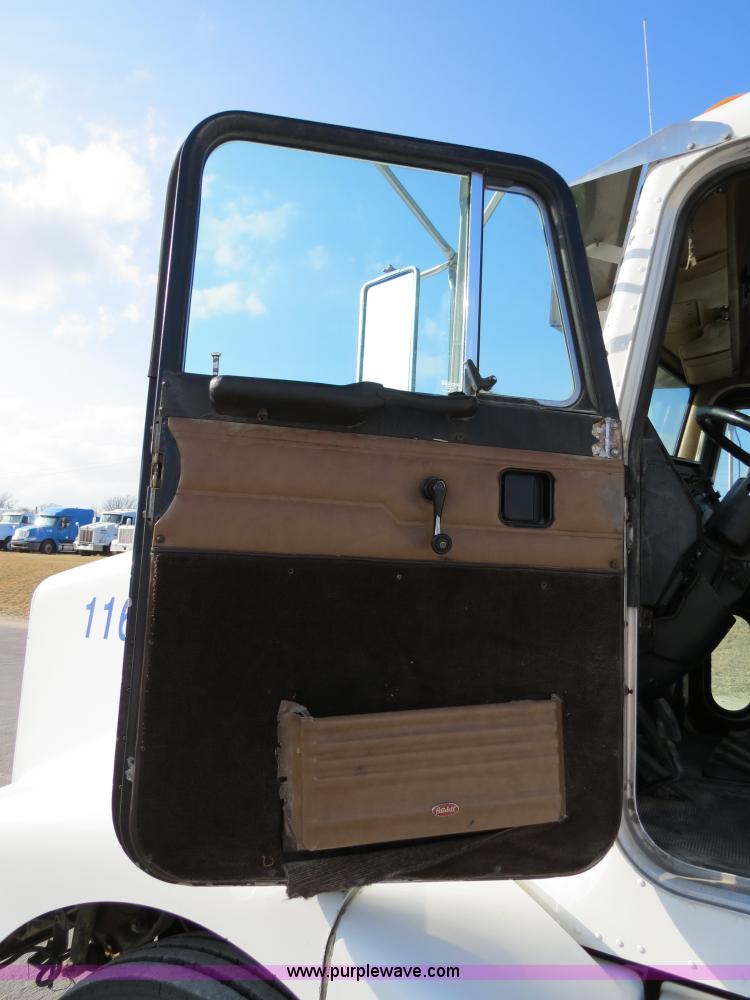 image for item B4596 2000 Peterbilt 377 semi truck