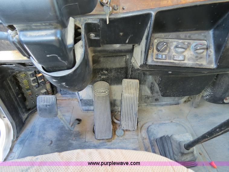 image for item B4596 2000 Peterbilt 377 semi truck
