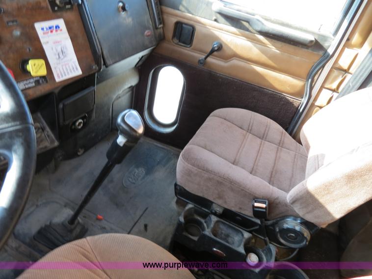 image for item B4596 2000 Peterbilt 377 semi truck