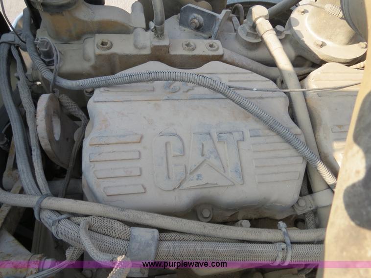 image for item B4596 2000 Peterbilt 377 semi truck