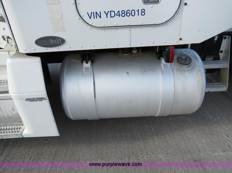 image for item B4596 2000 Peterbilt 377 semi truck