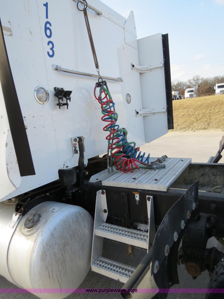 image for item B4596 2000 Peterbilt 377 semi truck