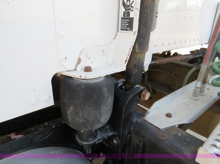 image for item B4596 2000 Peterbilt 377 semi truck