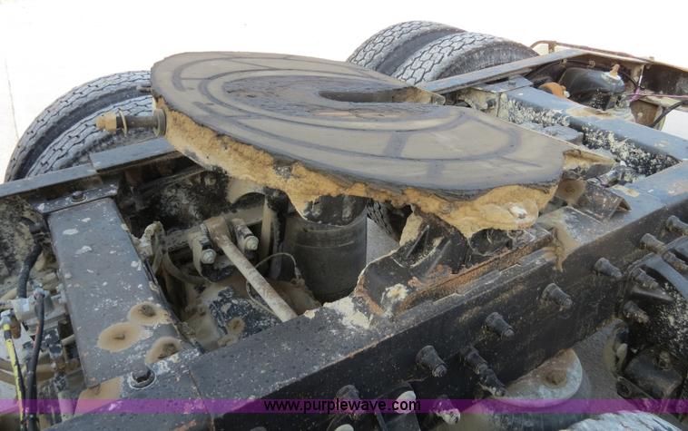 image for item B4596 2000 Peterbilt 377 semi truck