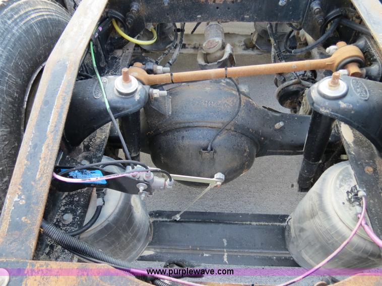 image for item B4596 2000 Peterbilt 377 semi truck