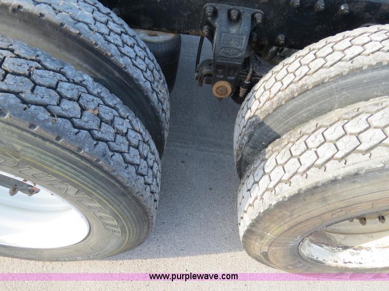 image for item B4596 2000 Peterbilt 377 semi truck