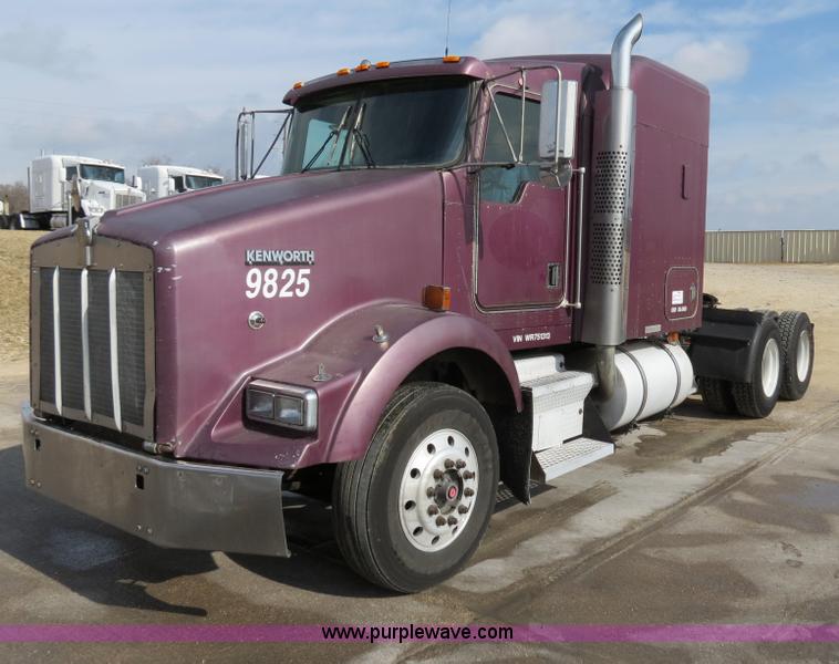 image for item B4598 1998 Kenworth T800 semi truck