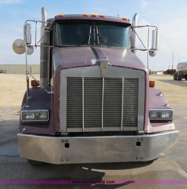 image for item B4598 1998 Kenworth T800 semi truck
