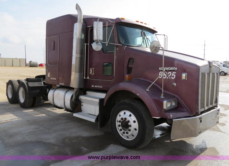 image for item B4598 1998 Kenworth T800 semi truck