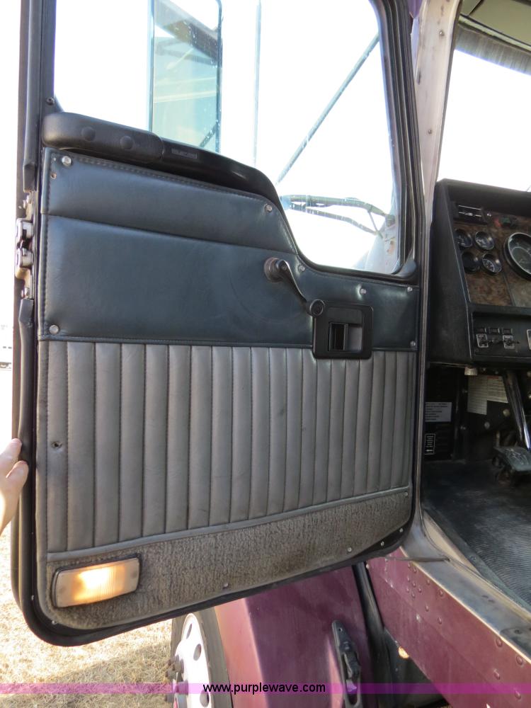 image for item B4598 1998 Kenworth T800 semi truck