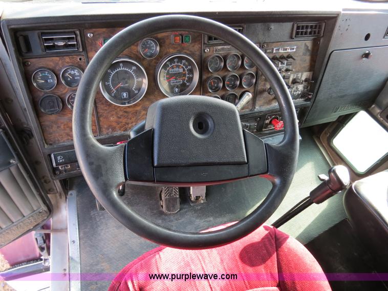 image for item B4598 1998 Kenworth T800 semi truck