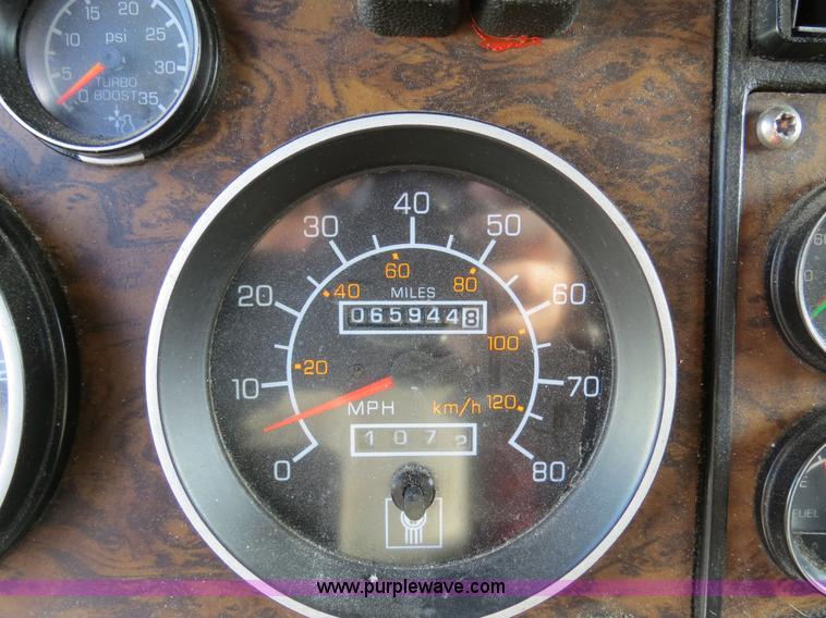 image for item B4598 1998 Kenworth T800 semi truck