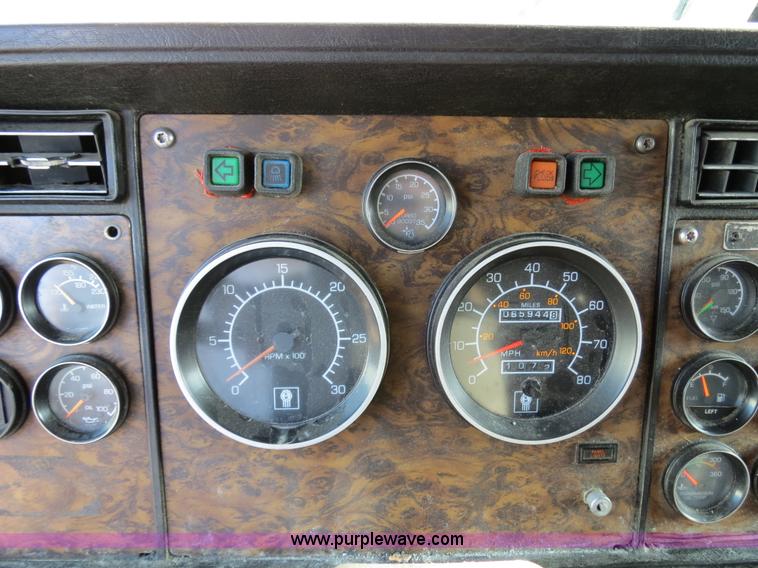 image for item B4598 1998 Kenworth T800 semi truck