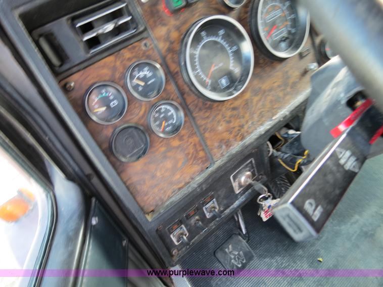 image for item B4598 1998 Kenworth T800 semi truck