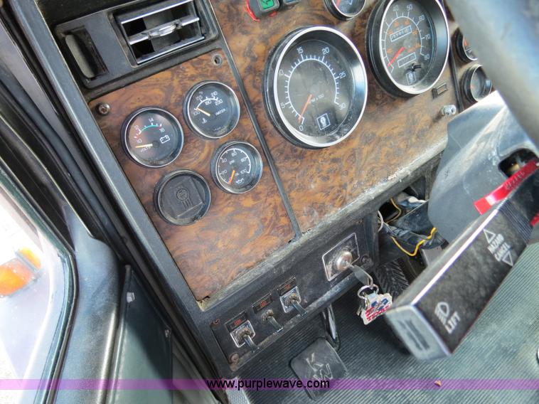 image for item B4598 1998 Kenworth T800 semi truck