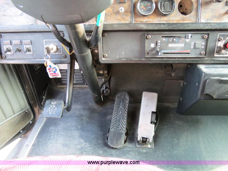 image for item B4598 1998 Kenworth T800 semi truck