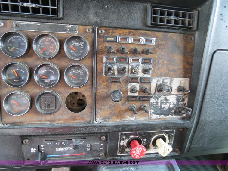 image for item B4598 1998 Kenworth T800 semi truck