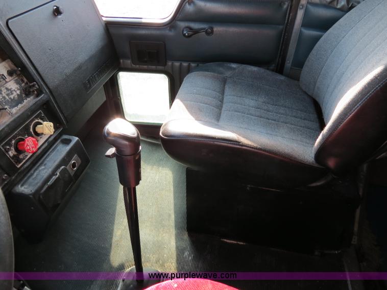 image for item B4598 1998 Kenworth T800 semi truck