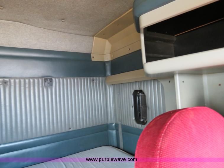 image for item B4598 1998 Kenworth T800 semi truck