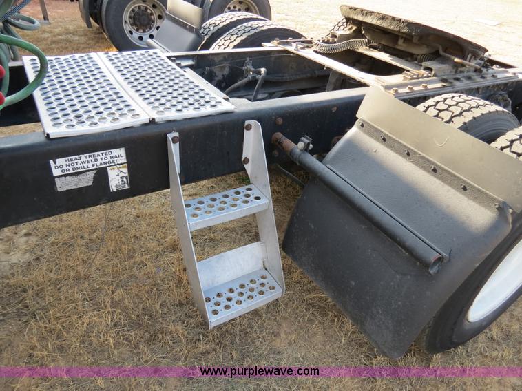 image for item B4598 1998 Kenworth T800 semi truck