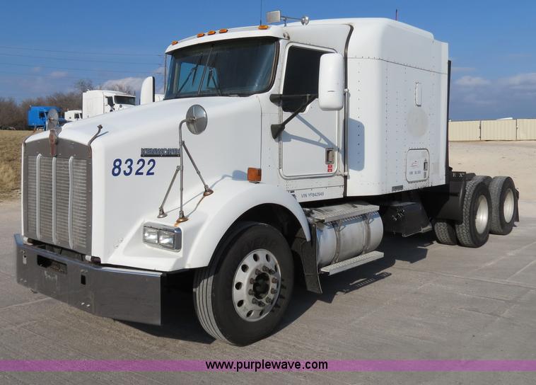 image for item B4599 2000 Kenworth T800 semi truck