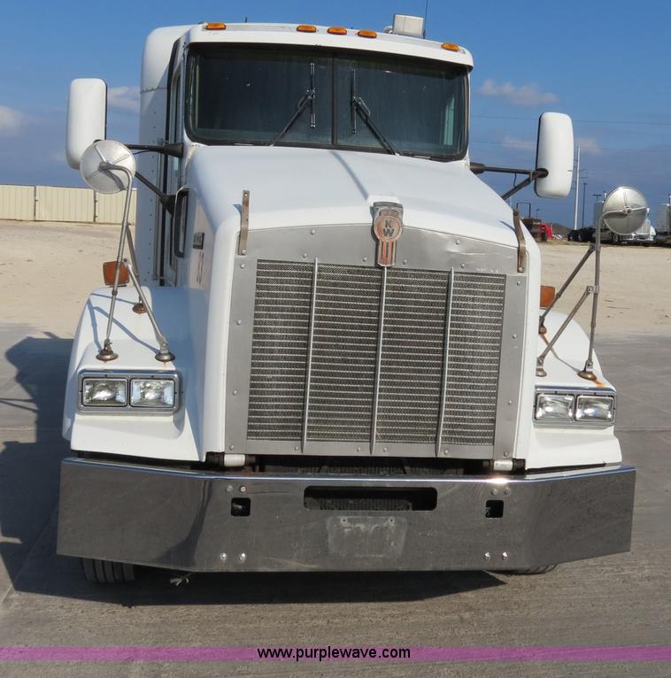 image for item B4599 2000 Kenworth T800 semi truck