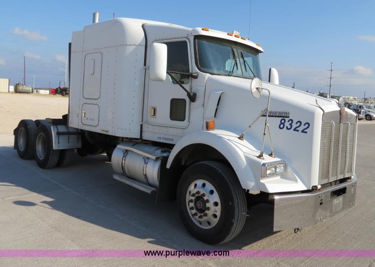 image for item B4599 2000 Kenworth T800 semi truck