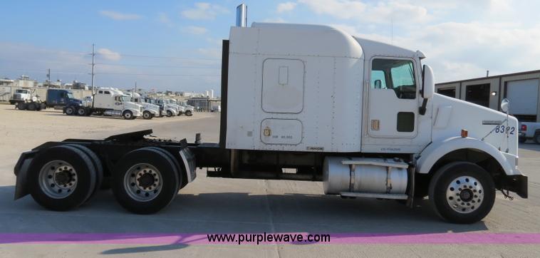 image for item B4599 2000 Kenworth T800 semi truck