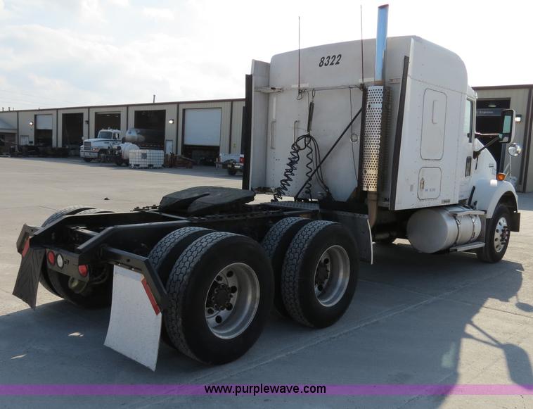 image for item B4599 2000 Kenworth T800 semi truck