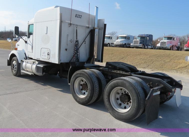 image for item B4599 2000 Kenworth T800 semi truck