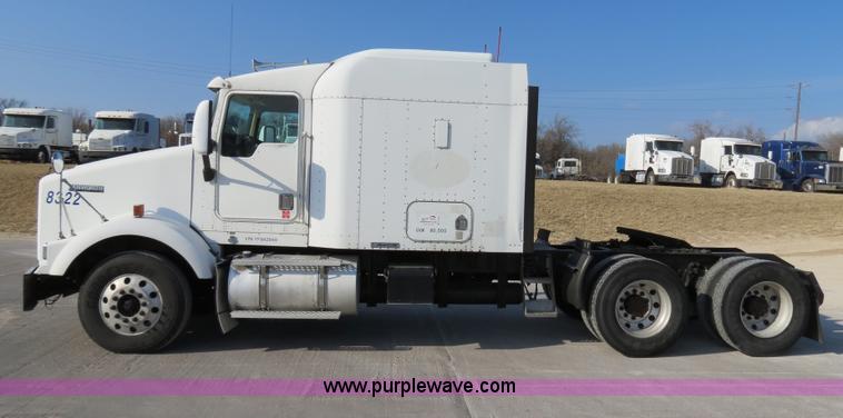 image for item B4599 2000 Kenworth T800 semi truck