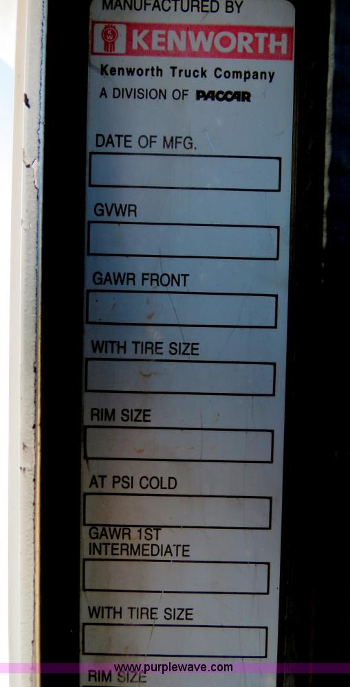 image for item B4599 2000 Kenworth T800 semi truck