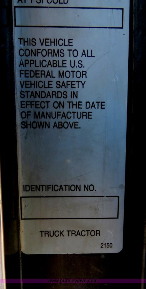 image for item B4599 2000 Kenworth T800 semi truck