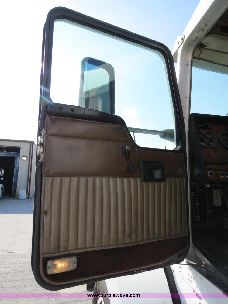 image for item B4599 2000 Kenworth T800 semi truck