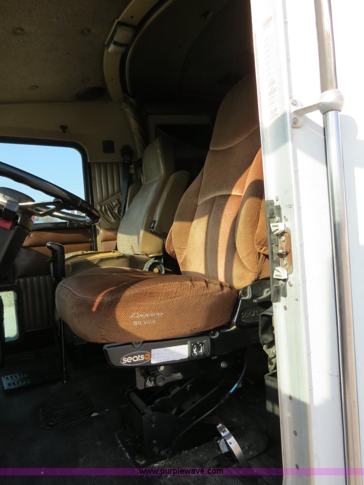 image for item B4599 2000 Kenworth T800 semi truck