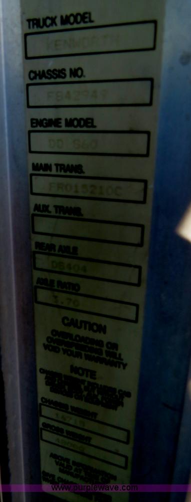 image for item B4599 2000 Kenworth T800 semi truck