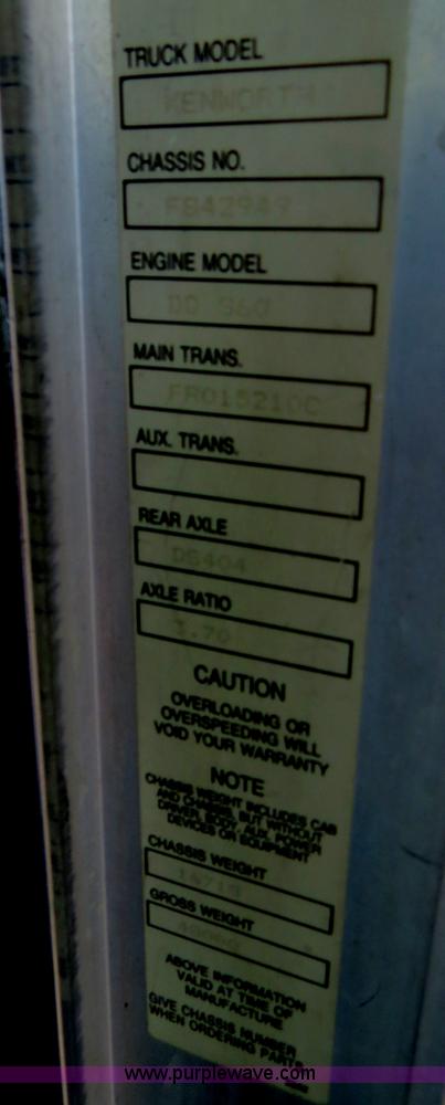 image for item B4599 2000 Kenworth T800 semi truck