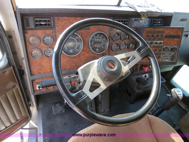 image for item B4599 2000 Kenworth T800 semi truck