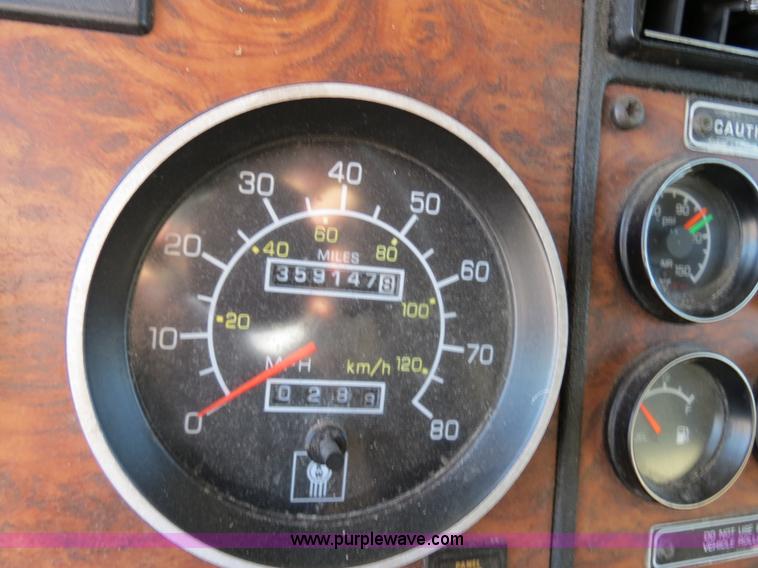 image for item B4599 2000 Kenworth T800 semi truck