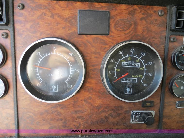 image for item B4599 2000 Kenworth T800 semi truck