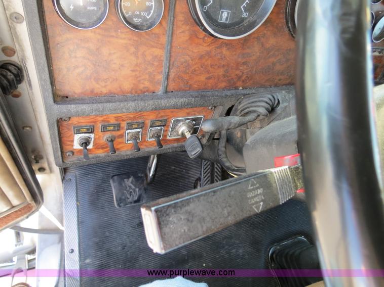 image for item B4599 2000 Kenworth T800 semi truck