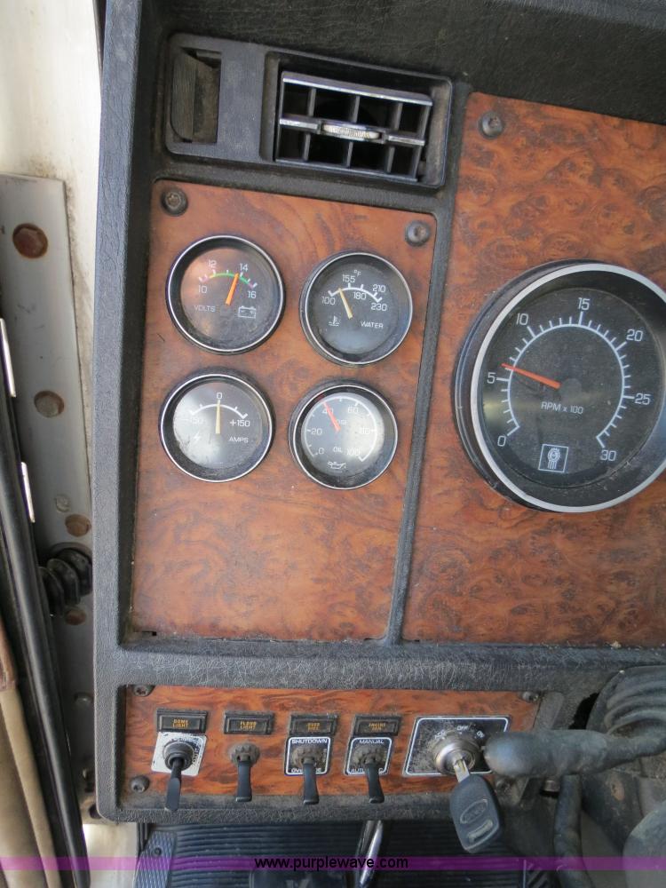 image for item B4599 2000 Kenworth T800 semi truck