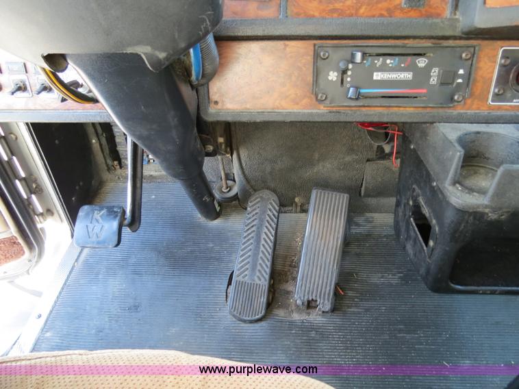 image for item B4599 2000 Kenworth T800 semi truck