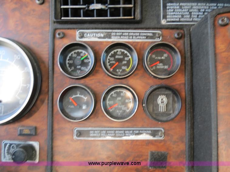 image for item B4599 2000 Kenworth T800 semi truck