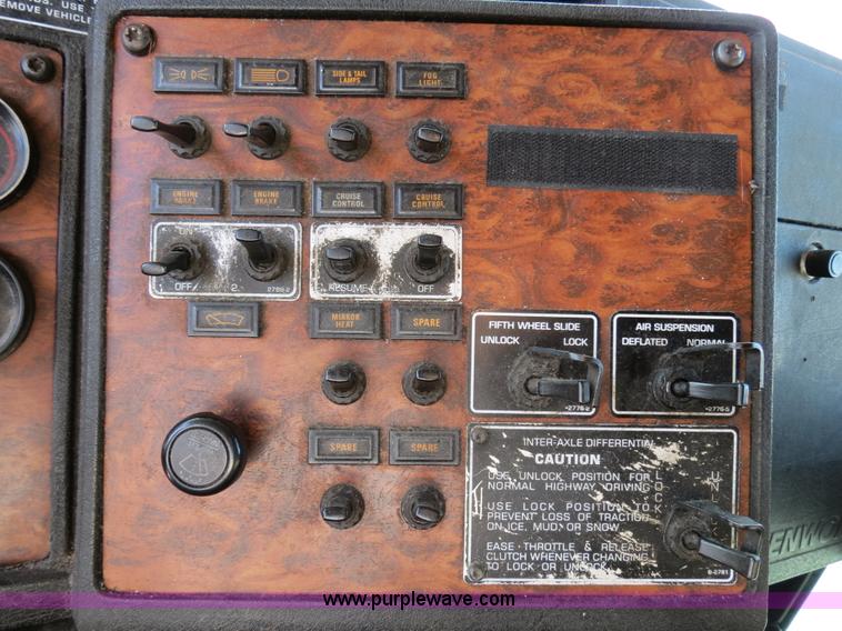 image for item B4599 2000 Kenworth T800 semi truck