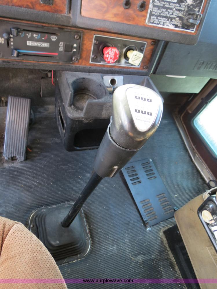 image for item B4599 2000 Kenworth T800 semi truck